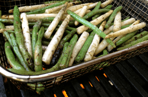 Green beans and white asparagus on the grill.